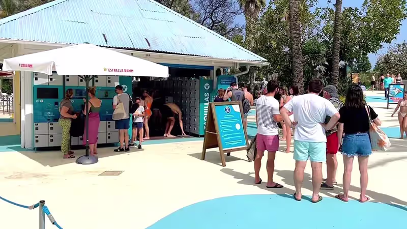 Visitantes usando lockers inteligentes