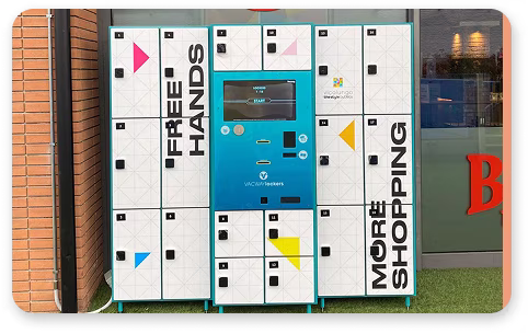 Visitante de centro comercial dejando bolsa de mano en taquilla automática